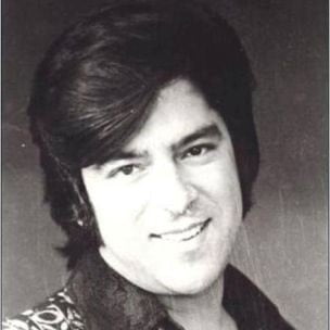 احمد ظاهر هر چند که دور از تو